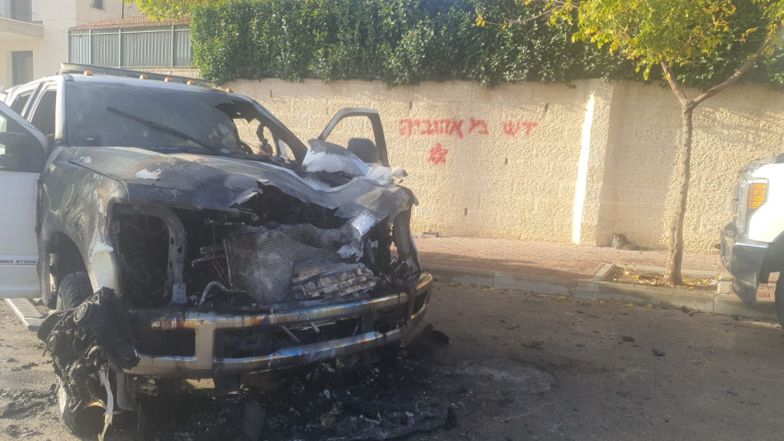 רכב המשטרה שעל פי החשד הוצת בקריית ארבע