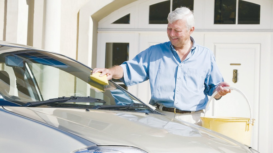 מבוגר מבצע את מטלות הבית, אילוסטרציה