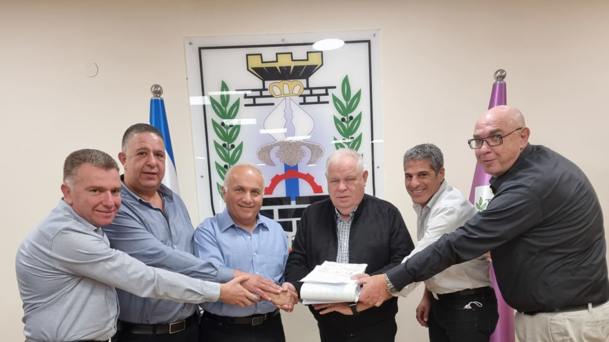 מסירת ההיתר בנוף הגליל לנציגי חברת גולדן ארט בלשכת ראש העיר