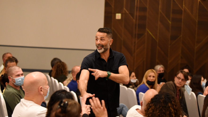 נדב אבוקסיס בהופעה בפני יתומי צה"ל הבוגרים באילת