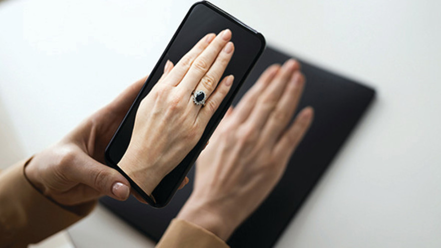 הדמייה של טבעת על היד