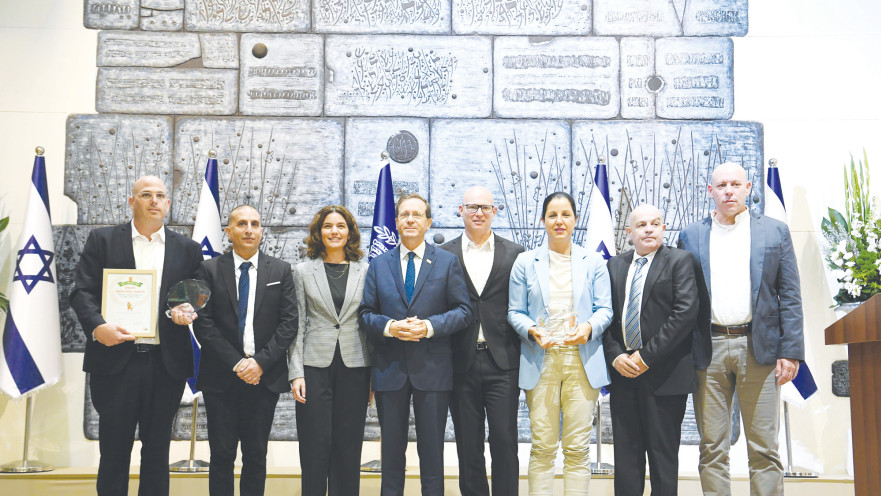 הנשיא יצחק הרצוג ותמר זנדברג עם נציגי הרשויות הזוכות