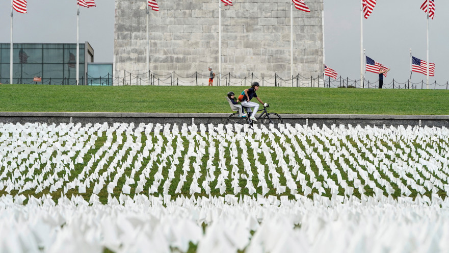 מיצג דגלים בוושינגטון, לזכרם של כלל קורבנות הקורונה בארצות הברית