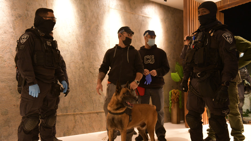 פשיטת המשטרה על בתי חשודים בירי לעבר בתי עסק