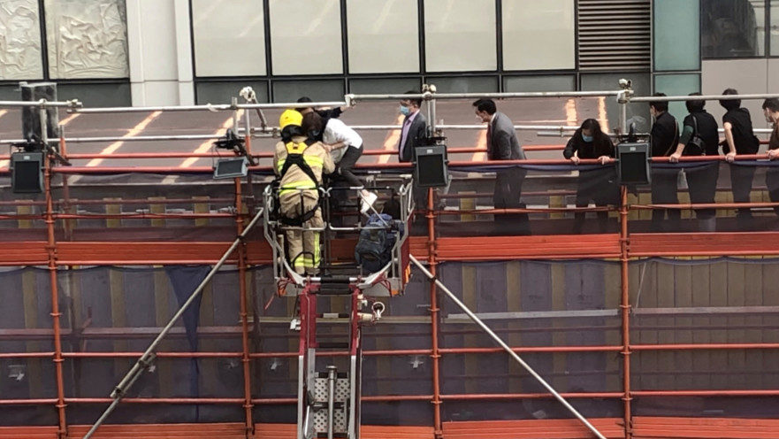 חילוץ לכודים בשריפה במרכז הסחר העולמי בהונג קונג 