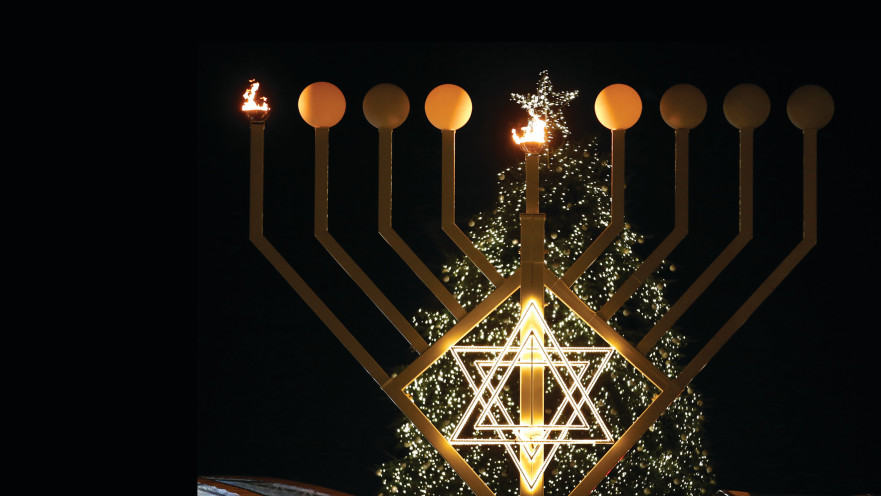 חנוכייה על רקע עץ חג המולד