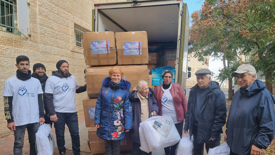 צוות חסדי נעמי מחלקים מוצרי חימום בירושלים לניצולי שואה