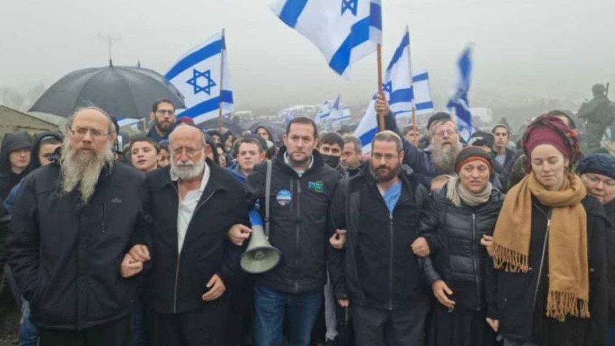 יושבי מאחז חומש מוחים נגד הרס בתים