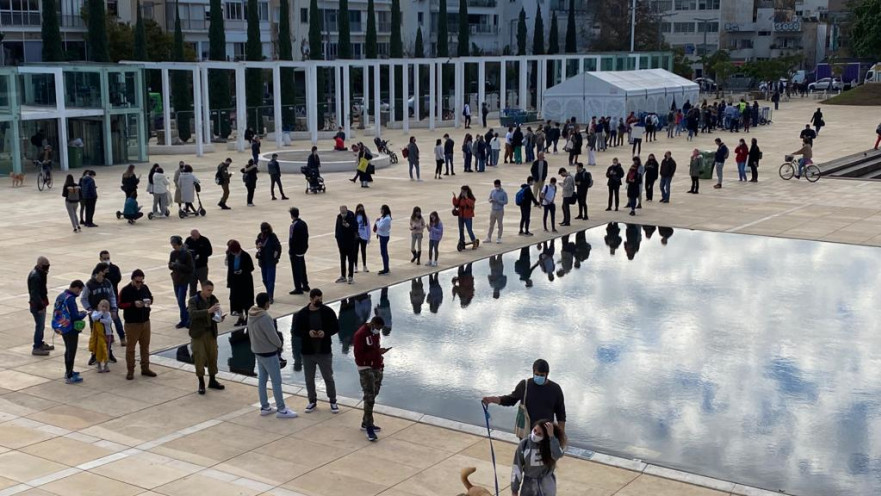 עומס במתחם בדיקות הקורונה בתל אביב