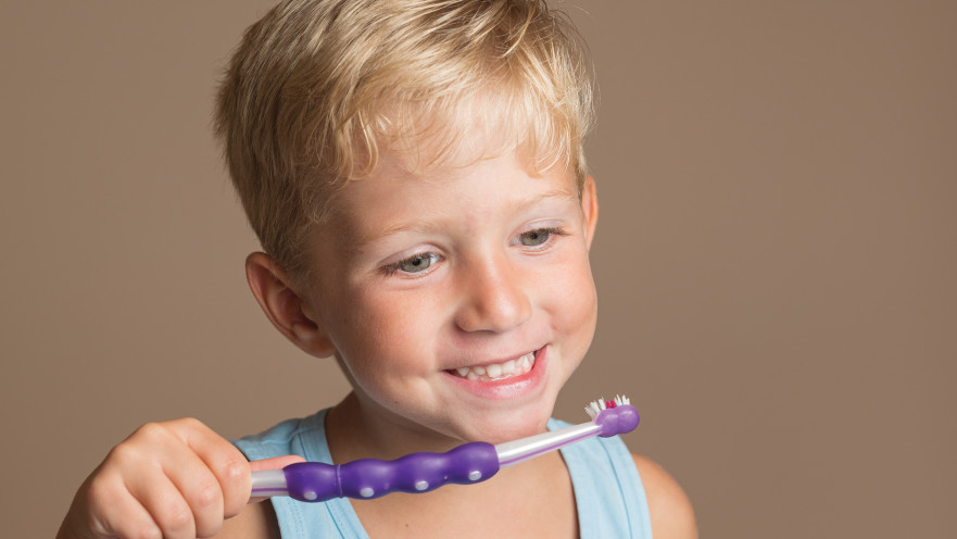 ילד מצחצח שיניים