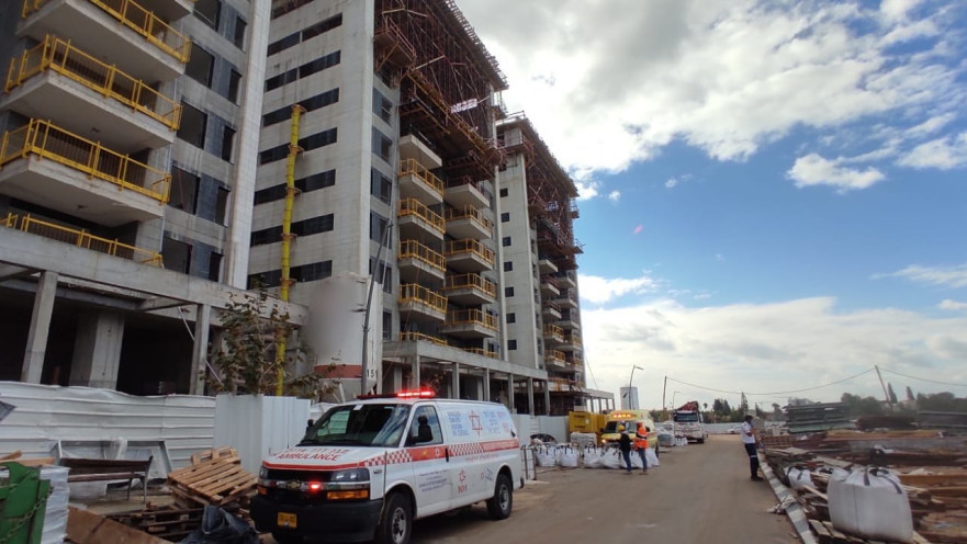 אתר הבנייה בו נהרג פועל שנפל מגובה