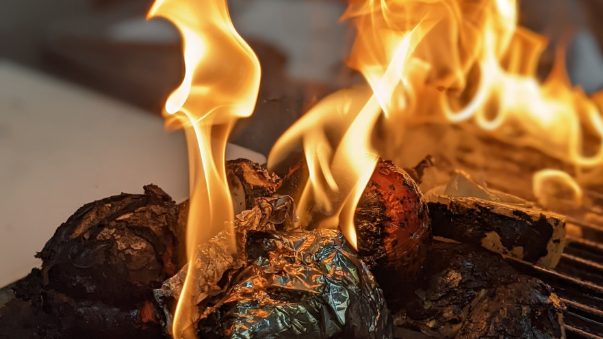 אש ותרות עשן בשיעור צליה. בה"ס בישולים