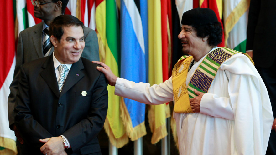 בן עלי (משמאל) עם קדאפי