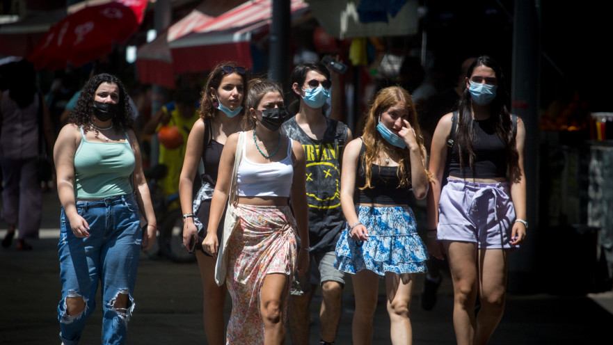 נשים ברחוב עוטות מסכה