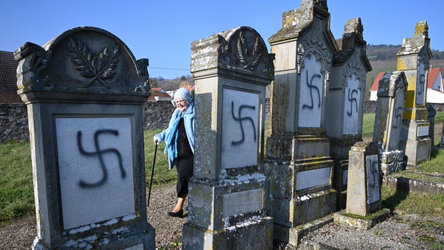 צלבי קרס שרוססו על מצבות בבית עלמין יהודי בצרפת (ארכיון)