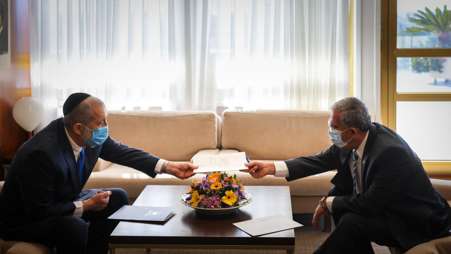 אריה דרעי מגיש את מכתב ההתפטרות מהכנסת