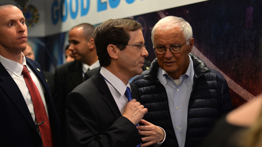 ראובן אדלר (מימין), יצחק (בוז'י) הרצוג