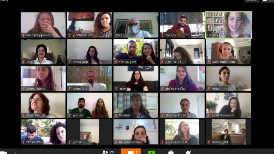 סטודנטים מאזינים בזיכרון בסלון דיגטלי לשורד השואה שאול לובוביץ