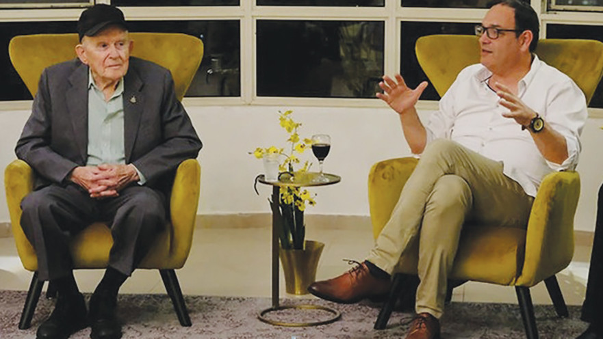 מימין- שר החינוך לשער, הרב שי פירון. מצד שמאל – שורד השואה מרדכי צ'כנובר