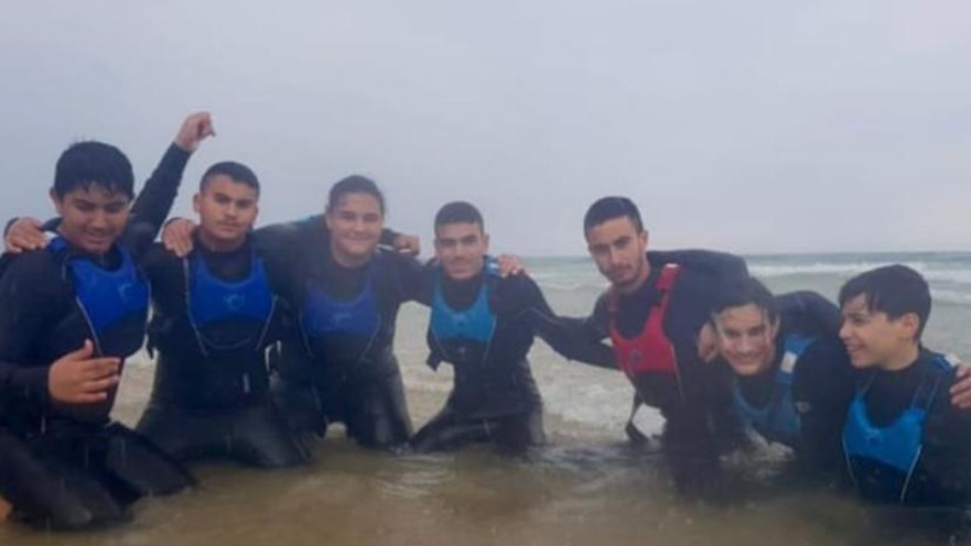 דניאל ברקאי (באדום), מדריך בעמותת "הגל שלי"