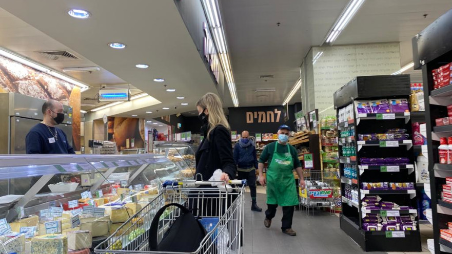 עליית מחירים, יוקר המחיה, קניות בסופר (למצולמים אין קשר לכתבה)