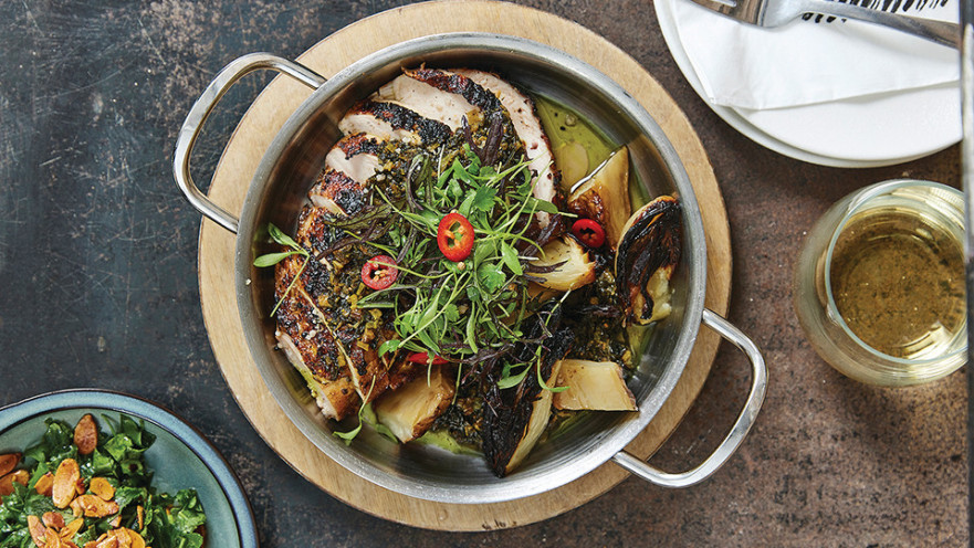 קנדינוף חזה עוף שלם בפחמים תבשיל מנגולד חמוץ, ארטישוק ירושלמי, שומר צלוי - בראנץ 