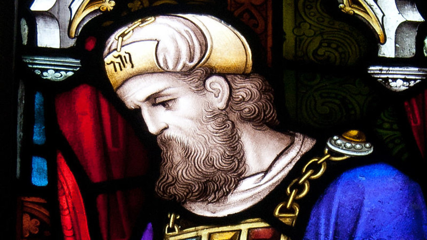 דמותו של הכהן הגדול בכנסיית Ballymote באירלנד