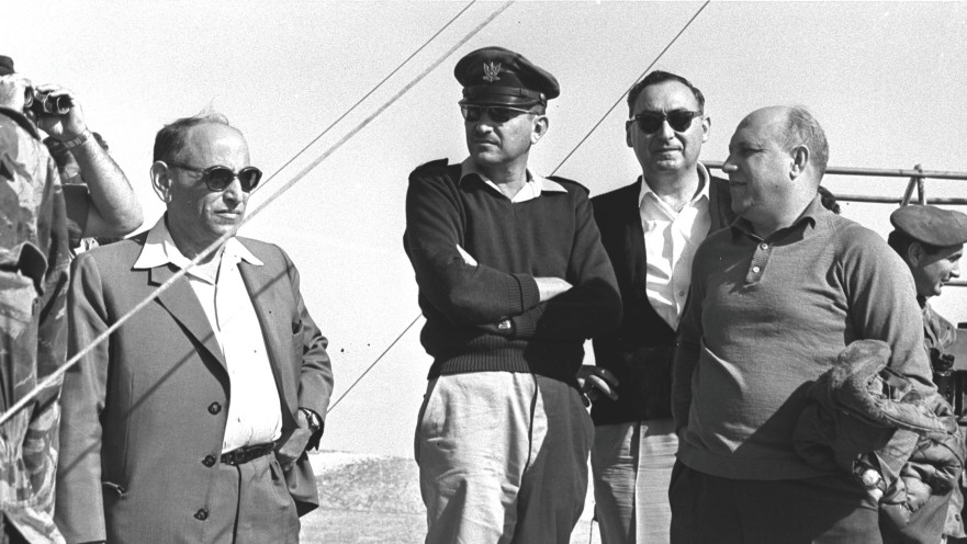 איסר הראל (משמאל). משטרה פוליטית