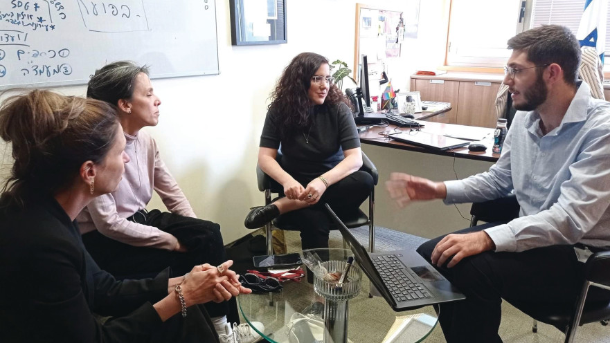 ח"כ לזימי במפגש עם אנשי עמותת חלאסרטן 