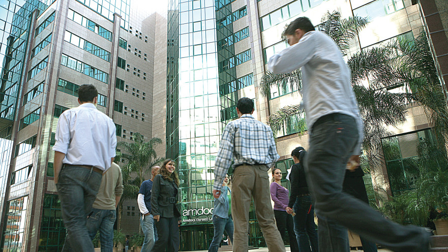 צעירים עובדים בהייטק
