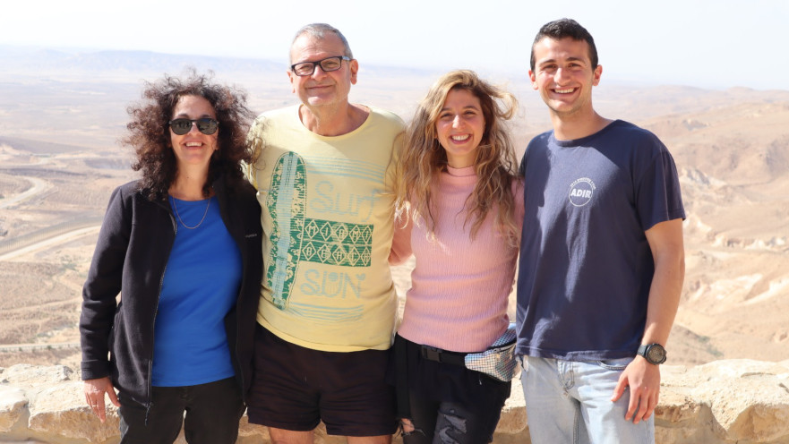 משפחת קורין: אבא דוד ז"ל ואמא נאוה, עם הילדים טום וליהי