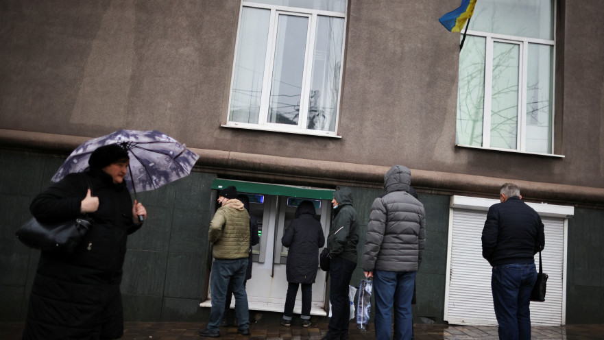 ממהרים למשוך כסף מכספומטים באוקראינה לאחר הודעת פוטין