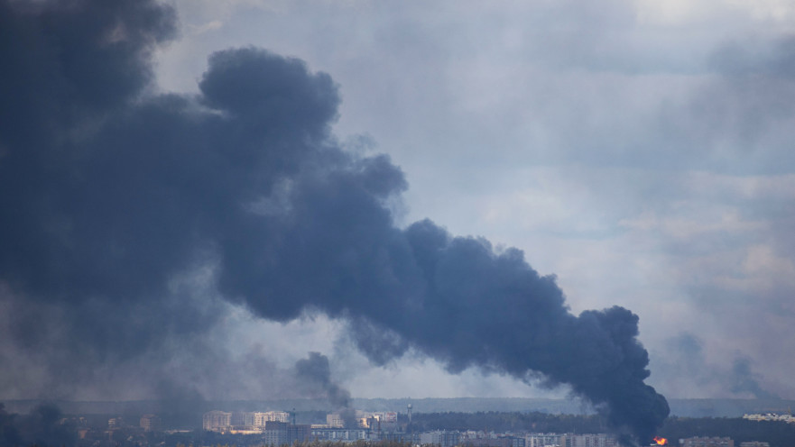 עשן מיתמר סמוך לקייב, אוקראינה