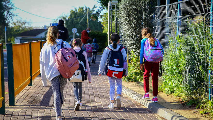 ילדים הולכים לבית ספר