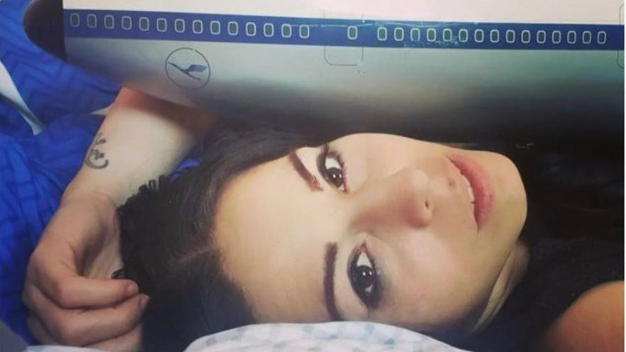 סנדרה ומטוס הצעצוע שאותו רכשה ב600 פאונד