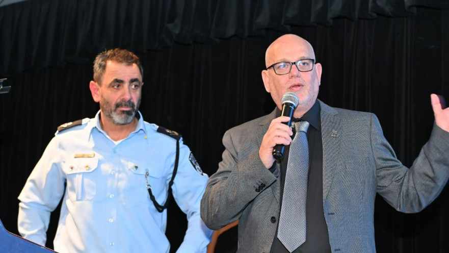 יניר מלך מנכ"ל 'אביר ביטחון' (מימין) וניצב שמעון לביא מפקד מחוז צפון במשטרה (משמאל)