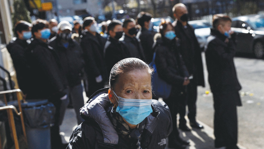 אנשים עם מסכות ברחובות ניו יורק