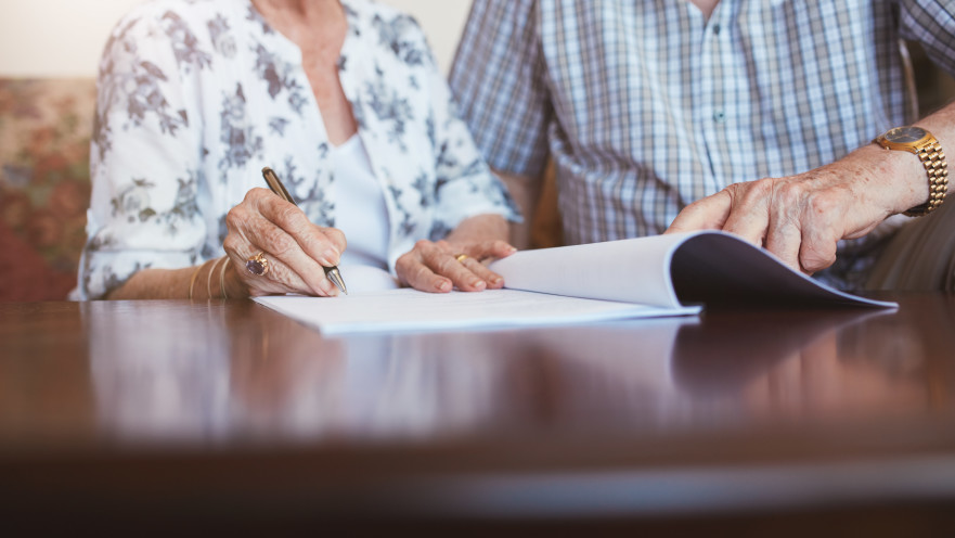 הוריו המאמצים נפטרו. המשפחה מתנגדת שיקבל את הירושה