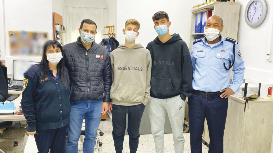 הנערים בתחנת המשטרה