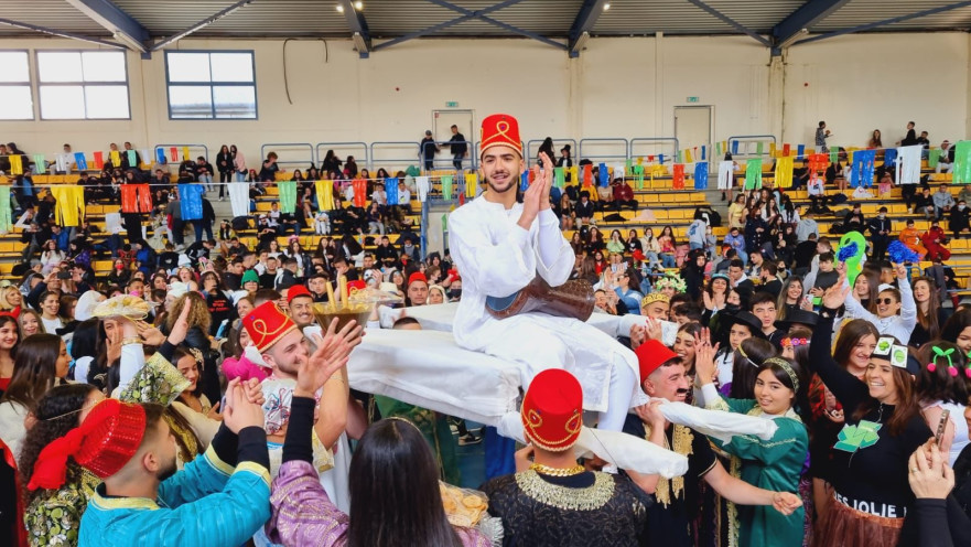 עשרות נערים ונערות התחפשו ל"טקס חינה"