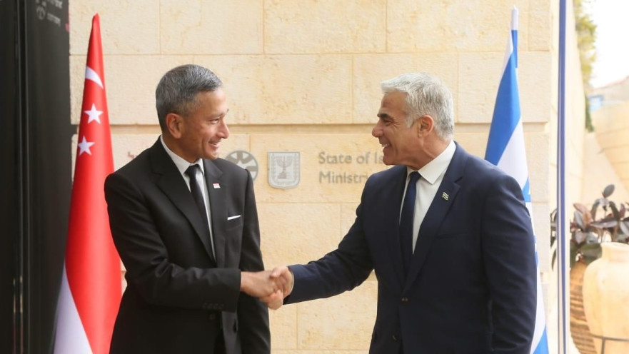 שר החוץ יאיר לפיד (מימין) שר החוץ של סינגפור ד"ר ויויאן בלאקרישנאן (משמאל)