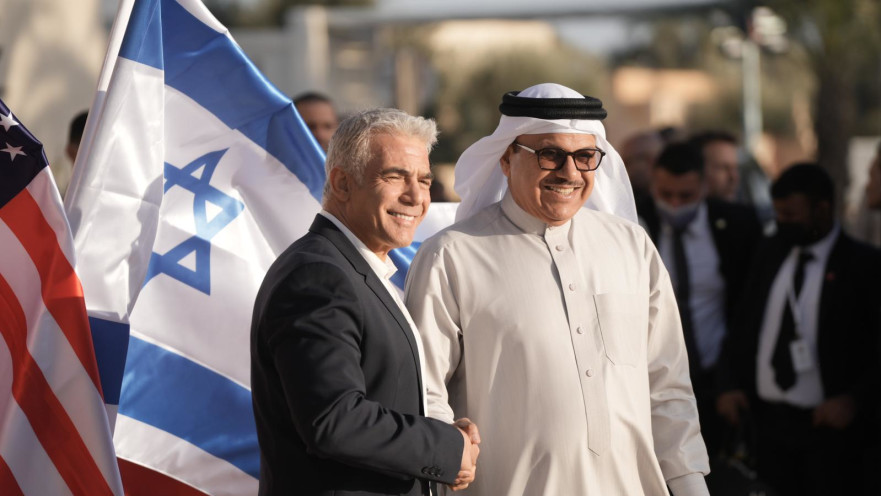 יאיר לפיד מקבל את פניו של שר החוץ של בחריין  עבד א-לטיף א-זיאני