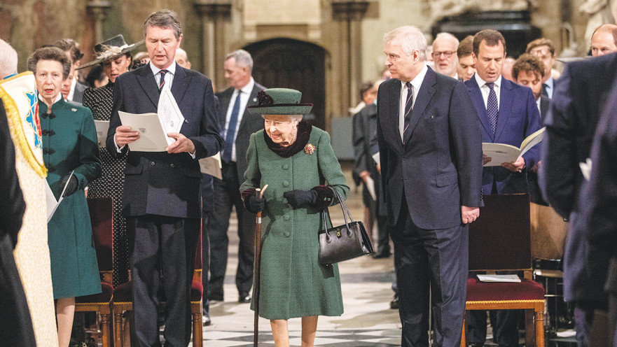 המלכה אליזבת עם מקל הליכה