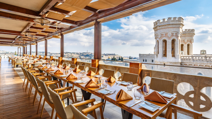 מסעדת The Notre Dame Rooftop Cheese & Wine