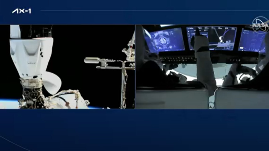 רגע החיבור של האסטרונאוטים לתחנת החלל הבינ"ל