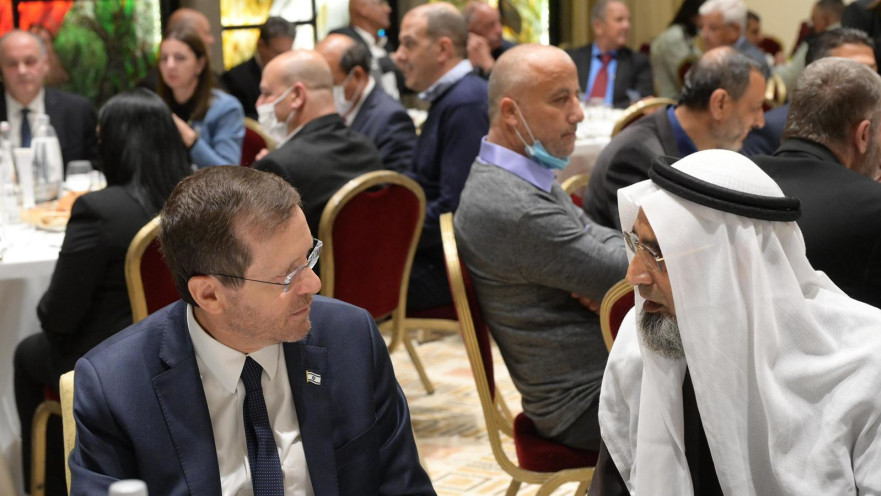 יצחק הרצוג בסעודת שבירת צום הרמדאן 