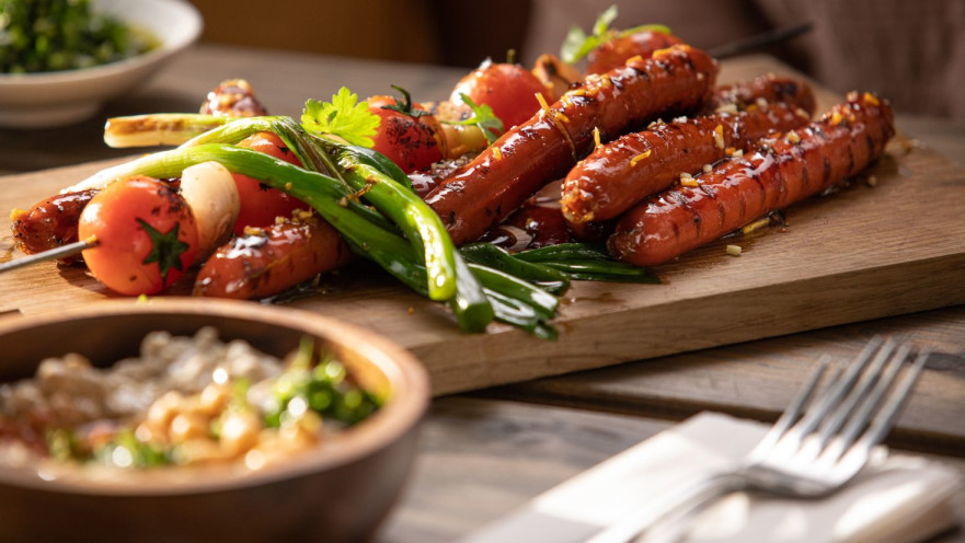 נקניקיות פרנקפורט בזיגוג מייפל, ג'ינג'ר ותפוז