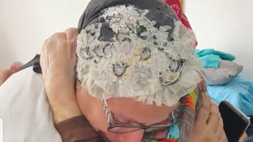 מתנדבת "חסדי נעמי" מבקרת ניצולת שואה