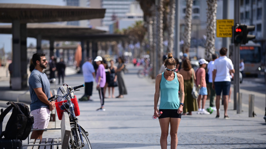 עומדים בצפירה בת"א, יום השואה 2022