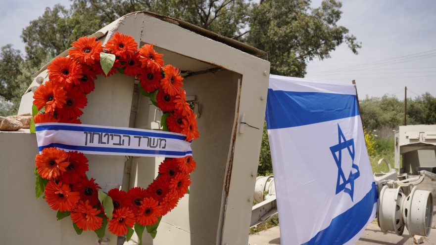 נגמ"ש עם דגל לאירוע יום הזיכרון 